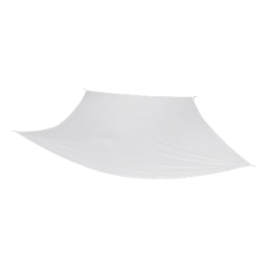 Ett stort, rektangulärt vitt EKVIP Sun Sail är spänt mellan fyra punkter, med tyget spänt men mjukt böjt och draperat i vissa sektioner.