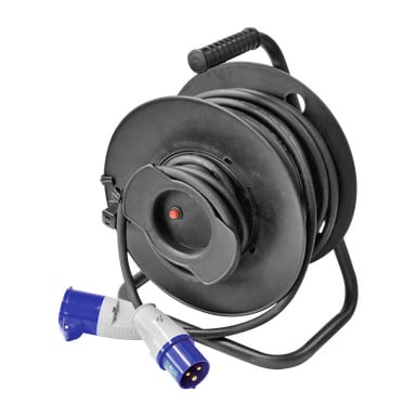 En svart Anslut-kabelrulle med inbyggt handtag håller en spiralad elektrisk kabel som slutar med en blå och vit industriell CEE-kontakt. Rullen stöds av en robust metallram.