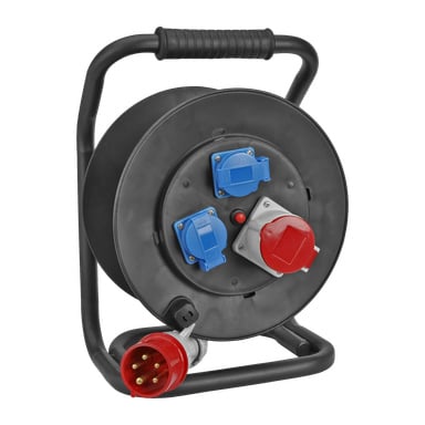 Anslut Cable Winder CEE är en portabel kabelrull med handtag, utrustad med tre täckta eluttag – två blå och ett röd – och avslutas med en röd industrikontakt i änden av sin spiralade kabel.