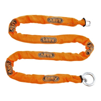 En ABUS Lock-kedja 9KS200, lång och orange, är täckt med tyg tryckt med flera ABUS-logotyper. Den är arrangerad i en S-form, med en metallring i ena änden och en metalllänk i den andra.