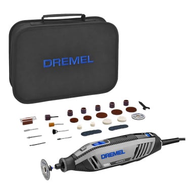 Dremel Multi-tool 4250-35 visas med flera tillbehör för slipning, slipning och skärning, placerad framför en svart bärväska märkt "Dremel.".