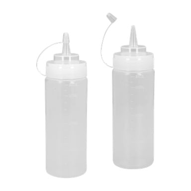 Två genomskinliga klämflaskor med spetsiga munstycken och vita kapsyler visas; En lock är fastbunden med en rem, medan den andra vilar löst på munstycket. Båda flaskorna visar mätmarkeringar i milliliter på sidorna.