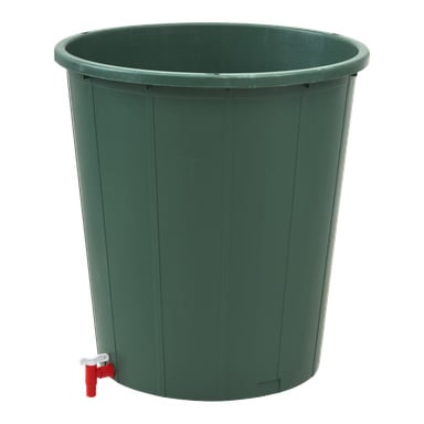 En stor grön plasttunna med vertikala åsar och en liten röd kran nära basen, designad för att lagra eller samla vatten. Tunnan är tom.