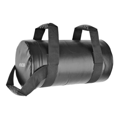 En svart cylindrisk Powerbag fitness sandbag från Kayoba visas, med fyra robusta handtag och en texturerad yta. Namnet Kayoba står i ena änden av påsen.