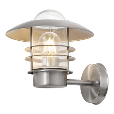 En modern utomhusvägglampa med borstad metallfinish, EKVIP-vägglampan visar en cirkulär bas, transparent glashölje, horisontella metalldetaljer och en exponerad upplyst lampa.