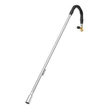 Meec Tools Weed Burner har en lång metallstav, ett böjt svart handtag, en mässingsventil och en lättanvänd avtryckare. Lågan som produceras från munstycket är avsedd för ogräsborttagning eller uppvärmning.