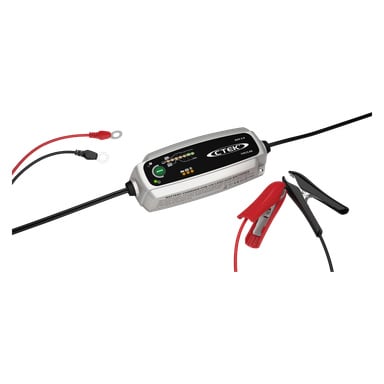 En CTEK batteriladdare MXS 3.8 med svarta och röda kablar fästa – en kabel slutar i en ringterminal och den andra i en klämma. Laddaren har indikatorlampor och en tydligt märkt kontrollpanel.