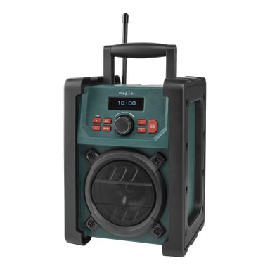 En grön och svart Nedis site radio utrustad med Bluetooth/DAB+, bärhandtag, antenn, digital skärm som visade 10:00, flera kontrollknappar, en framträdande volymratt och en fronthögtalare täckt av mesh.