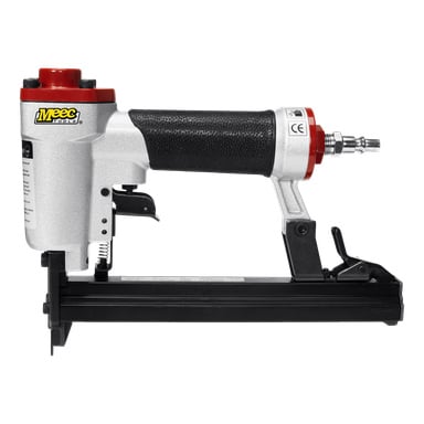 Sivusta näkyy hopeanvärinen ja musta Meec Tools -nitotusase, jossa on punainen yksityiskohta. Tässä pneumaattisessa työkalussa on teksturoitu kahva otetta varten ja alhaalta ladattava lipas niiteille.
