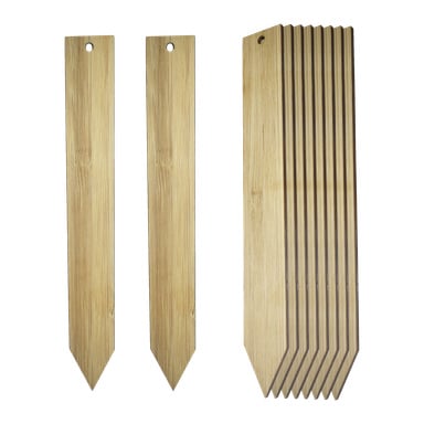 Ett set med tio smala, spetsiga träetiketter från Hard Head Plant med naturlig träfinish och synlig ådrring, var och en med ett hål upptill. Åtta etiketter är prydligt staplade på ena sidan, medan två ligger separat på den andra sidan.