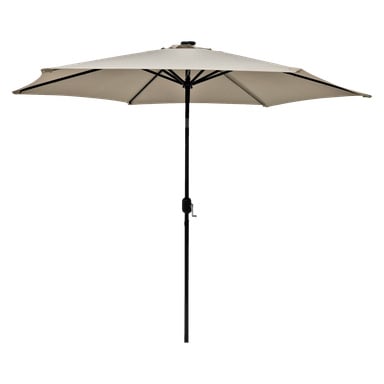Ett helt öppet beige EKVIP-parasoll med svart stång och vevhandtag ses från sidan.