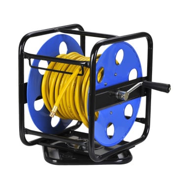 Ein gelber Schlauch ist um die Meec Tools Hose Reel for Compressed Air gewickelt, die einen stabilen blau-schwarzen Metallrahmen mit einer Handkurbel hat und auf einer schwarzen Basis ruht. Diese Rolle ermöglicht ein einfaches Aufwickeln und eine organisierte Aufbewahrung von Druckluftschläuchen.