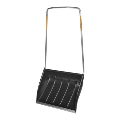 Fiskars Sledge snöspade med non-stick hink SnowXpert har ett brett, böjt svart plastblad och ett upprätt metallhandtag fäst bak, designat för snabb snöröjning från trottoarer eller uppfarter.