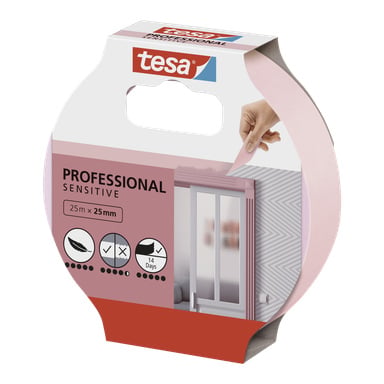 Tesa Professional Sensitive maskeringstejp i rosa förpackning, specificerad som 25m x 25mm. Lådan visar en hand som applicerar tejp på en rosa dörrkarm och visar ikoner för användning på känsliga ytor och enkel borttagning efter 14 dagar.
