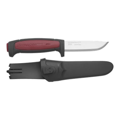 En Morakniv Pro C-kniv med rött och svart handtag visas ovanför dess specialanpassade svarta plasthölje. Bladets polerade metall sticker ut mot höljet, som inkluderar ett bältesklämma på baksidan.