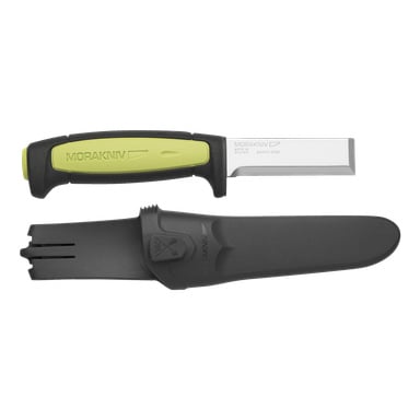 En Morakniv Mejselkniv Stäm med grönt och svart handtag placeras bredvid dess matchande svarta plasthölje. Det plattkantade bladet visar orden "Morakniv" och "Sverige" på sidan.