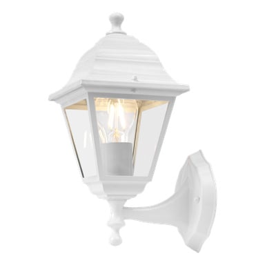 En vit EKVIP-vägglampa med ett traditionellt utseende, med transparenta glaspaneler och en synlig upplyst lampa. Lampan är monterad på väggen och lutar åt höger.
