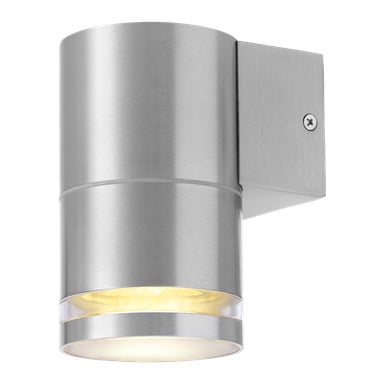 EKVIP Wall spotlight är en slank cylindrisk lampa gjord av borstat metall, designad med en transparent ring nära basen som lyser ner ljuset nedåt. Den fästs på väggen med ett rektangulärt metallfäste, och det finns en synlig skruv som säkerställer att den sitter ordentligt fast.