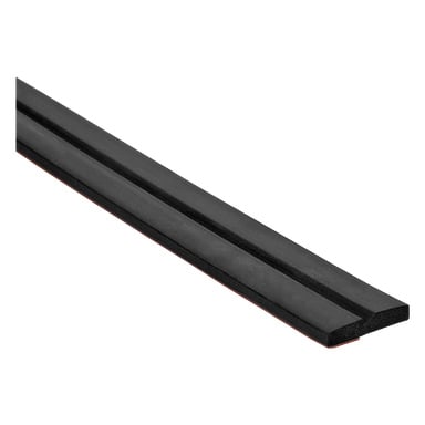 En hård tätningslist designad för garageportar, gjord av svart gummi med en plan yta och en grund spår längs dess längd.