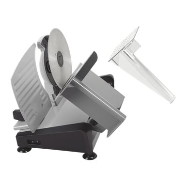 Bright Slicer är en elektrisk matskärare utrustad med ett cirkulärt blad, en lutande plattform och ett transparent tillbehör till matskjutare placerat till höger.