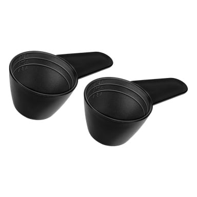 Två svarta plastkaffeskopor från Menuett kommer som 2-pack. Båda skoporna har handtag med måttlinjer märkta 1/2, 1 och 1-1/2 koppar. Skoporna placeras bredvid varandra och är något vinklade åt vänster.