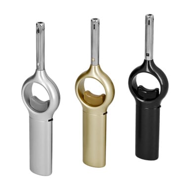 Tre metalliskt lackerade Menuett Gas Lighters från en trepack – uppställda i silver, guld och svart – står sida vid sida. Varje tändare har ett cirkulärt handtag och en tryckknappständning upptill.