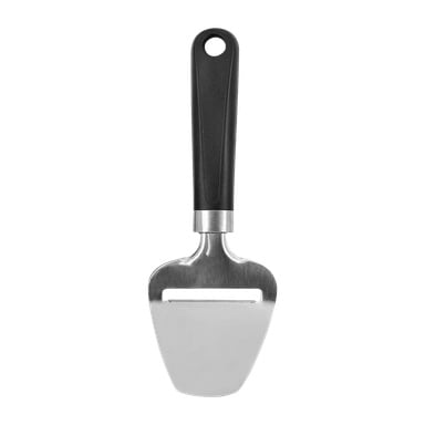 En Menuett-ostskivare med ett brett, platt blad i rostfritt stål som har en horisontell spår, tillsammans med ett svart plasthandtag.