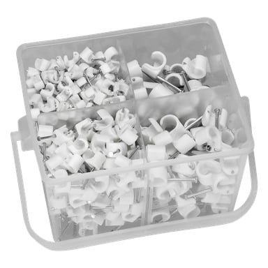 En genomskinlig plastlåda med handtag innehåller Anslut Clip Set, inklusive 485 olika vita vajerklämmor med metallspikar i olika storlekar, organiserade i fyra separata fack.