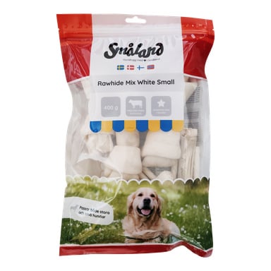 En 400 g påse Småland Chewing Bone med röd och vit förpackning, dekorerad med flera flaggor och en bild av en golden retriever som slappnar på gräset. Förpackningen anger att produkten är lämplig för hundar i alla storlekar.