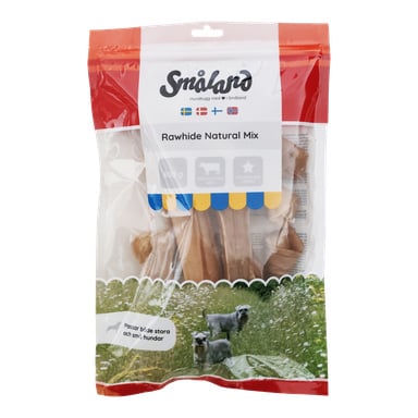 Ett Småland Chewing bone dog-tuggpaket med synliga tuggbitar inuti en klar del av påsen. Förpackningen är röd och vit, innehåller produktinformation och visar två hundar sittande på gräset längst ner.