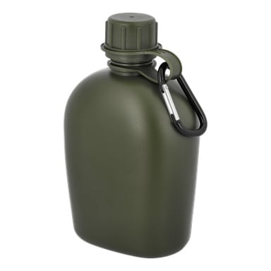 En Kayoba Outdoor Canteen med en grön militärinspirerad plastkropp, skruvlock och svart metallkarbinhake fäst vid halsen står upprätt.