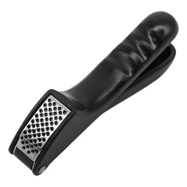En svart Menuett-vitlökspress med en metallplatta och ett ergonomiskt handtag med fingerintryck.