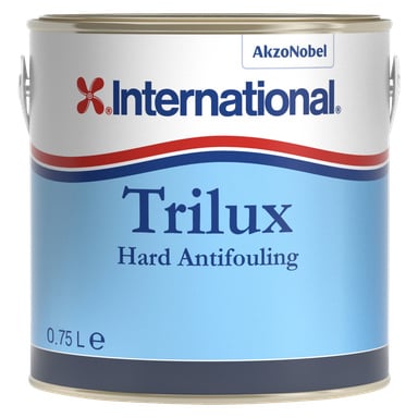 En 0,75-liters metallburk med International Trilux Hard Antifouling-färg, med en blå etikett med röda, vita och blå detaljer samt Internationals logotyp högst upp.