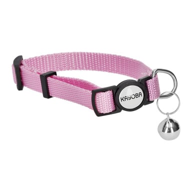 Ein pinkes Katzenhalsband aus Nylon von Kayoba mit schwarzer Schnalle, mit einem runden weißen Schild auf dem KAYOBA steht, und einer kleinen silbernen Glocke, die an einem Metallring befestigt ist.