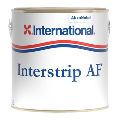 En burk Interstrip AF:s båtfärgborttagning från International, med en vit etikett accentuerad av blå och röda linjer och AkzoNobel-loggan högst upp.