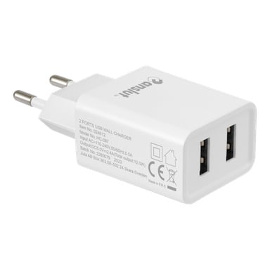Anslut Charger är en vit USB-väggladdare med två portar och europeiska kontaktpluggar. Den visas i vinkel och visar varumärke och tekniska specifikationer såsom ingång: 100-240V~50/60Hz, utgång: 5V⎓2.1A och Anslut-logotypen.