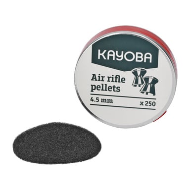En cirkulär Kayoba-burk märkt "Luftgevärskulor 250 pack" är placerad bredvid en utspridd grupp grå kulor. Etiketten på burken har en röd rand och visar en bild på två pellets.