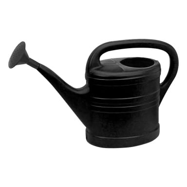 En Hard Head svart plastvattenkanna med böjt handtag och förlängd pip som slutar i ett rosformat sprinklerhuvud.