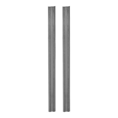 Kaksi identtistä Bosch Pro Planing -teräterän 2-pakkausmetalliosaa, joissa on uritettu, lovilliset pinnat, seisovat pystysuunnassa vierekkäin, ja niissä on tarkat lineaariset aukot teolliseen käyttöön.