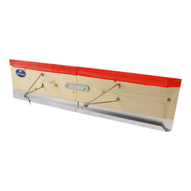 En tre-Sölvkroken Otter brett-snøskyver med rød toppkant, forsterket med metallbeslag og en metalllist langs bunnen, og med et lite produsentklistremerke på venstre side, ment for å skyve snø.