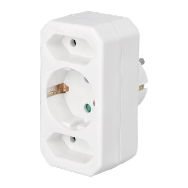 Valkoinen Anslut Multi-Plug -kombi-sähköadapteri, jossa on suorakaiteen muotoinen rakenne, jonka avulla yksi pistorasia voidaan laajentaa kolmeen pistorasiaan. Sovitin näyttää useita pistokepaikkoja ja näkyviä maadoituspiikkejä jokaisessa pistorasiassa sisällä.