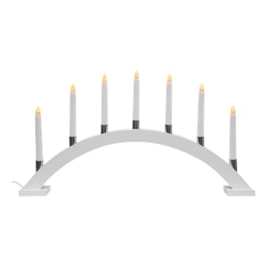 EKVIP LED-adventsljusstaken visar upp en enkel vit bågformad form som håller sju vertikala elektriska ljus, var och en avslutad med en liten gul-orange flammliknande glödlampa högst upp. Den står på en plan bas och får ström via ett uttag på vänster sida.