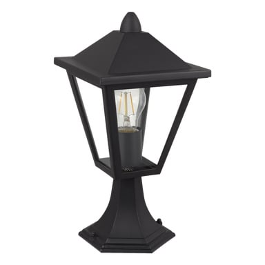 EKVIP-lyktstolpen är en modern svart utomhuslykta med fyrkantig bas och fyra klara glassidor, som visar en synlig LED-glödtrådslampa. Dess design inkluderar en pyramidformad topp för ett stilfullt, samtida utseende.