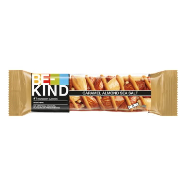 En karamellmandel- och havssaltnötsbar i transparent förpackning visar tydliga mandelbitar och karamellvirvlar. Etiketten betonar att mandlar är huvudingrediensen och anger att baren är fiberrik och fri från konstgjorda färger eller smaker.