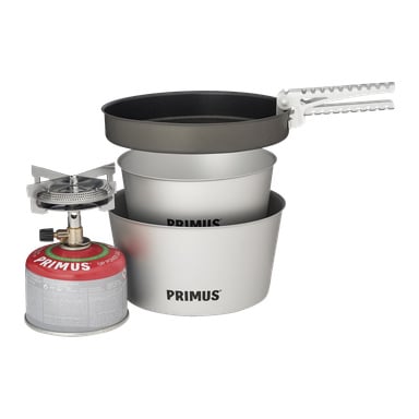Ett kompakt Primus Gas Stove Mimer Stove Kit II campingset, med gasbehållare, metallbrännare, stekpanna med avtagbart handtag och två staplingsbara kastruller – alla med Primus-logotypen och bekvämt placerade tillsammans.