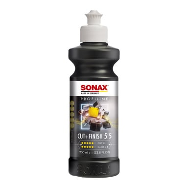En svart Sonax Polish Profiline Cut & Finish bilpolishflaske med hvit kork, og en etikett som viser detaljer som volumet på 250 ml (33,8 fl. oz.) og at den var laget i Tyskland.
