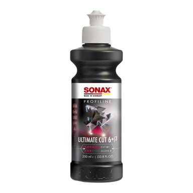 En 250 ml Sonax Polish Profiline Ultimate Cut bilpolishflaske vises. Flasken er svart med teksturert grep og hvit kork, og etiketten viser geometriske mønstre sammen med produktinformasjon.