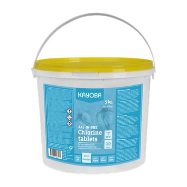 En vit plasthink med gult lock och handtag, med en etikett "Kayoba Multi-klor för pool" och en viktmarkering på 5 kg. Produktetiketten innehåller riktlinjer om korrekt användning och dosering vid rengöring och desinfektion av pooler.