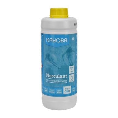 En 1-liters Kayoba Flocculant poolflaska med blå och vit etikett som visar personer som simmar, samt detaljerade instruktioner för poolskötsel och rekommenderade doser.