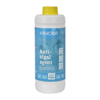 En 1-liters vit flaska Kayoba poolalgmedel med gul lock och en blå etikett som visar instruktioner, ikoner och text som indikerar att det är en flytande behandling för att behålla poolens vatten.